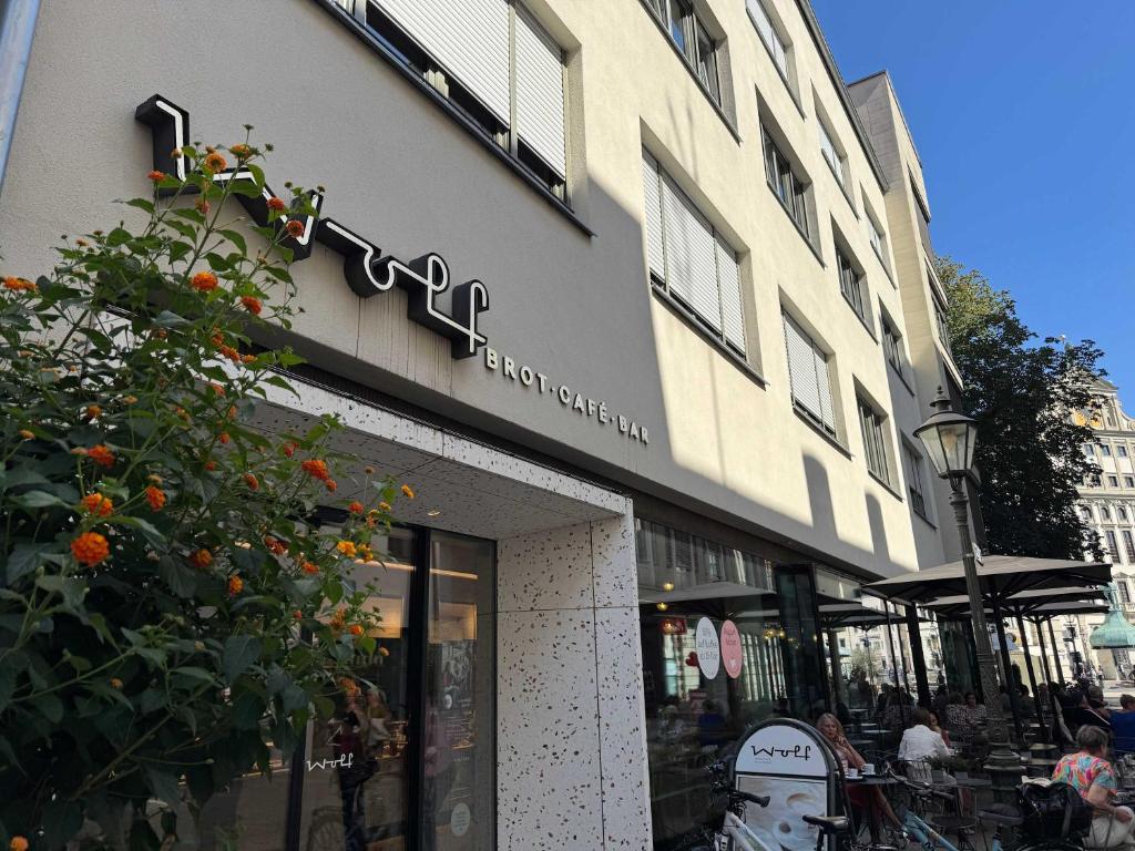 GoldenKey-Suites - Luxury Suite 'Fuggerei' - At Rathausplatz in the Heart of Augsburg - New in 2026 - Air-Conditioned - 4