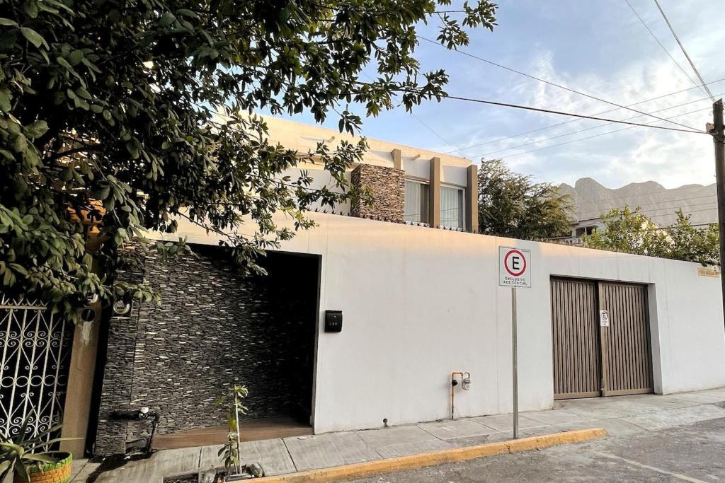 Casa Familiar con amplio jardin asador y cochera - 1