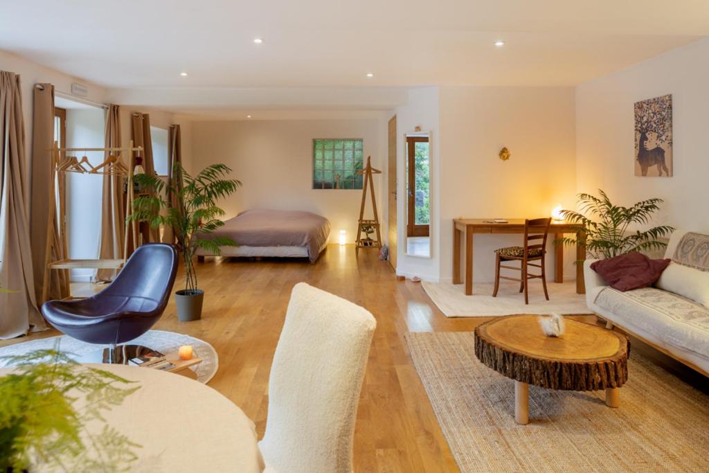 Suite Zen avec coin salon et vue sur jardin - 2