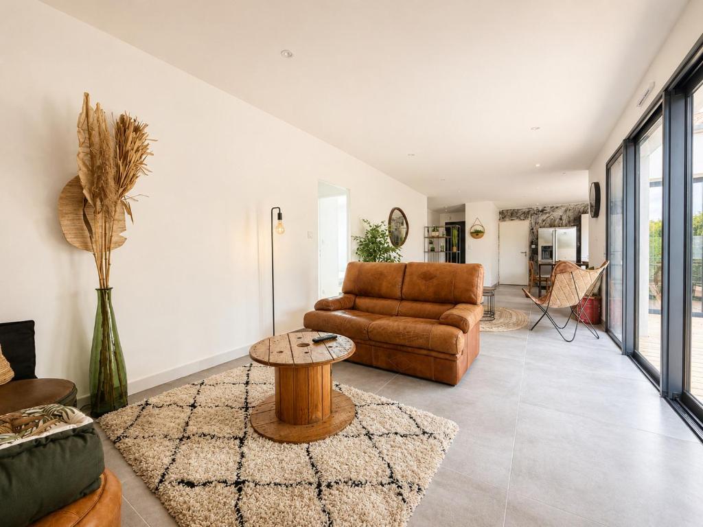 Maison contemporaine avec jacuzzi et espace exterieur - 3