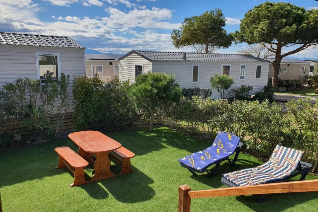 Mobilhome 3 chambres avec terrasse et magnifique jardin - 2