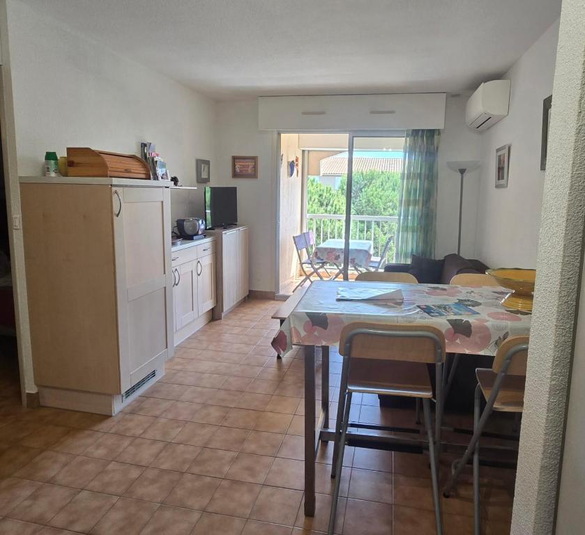 Bright apartment with balcony and swimming pool - 3