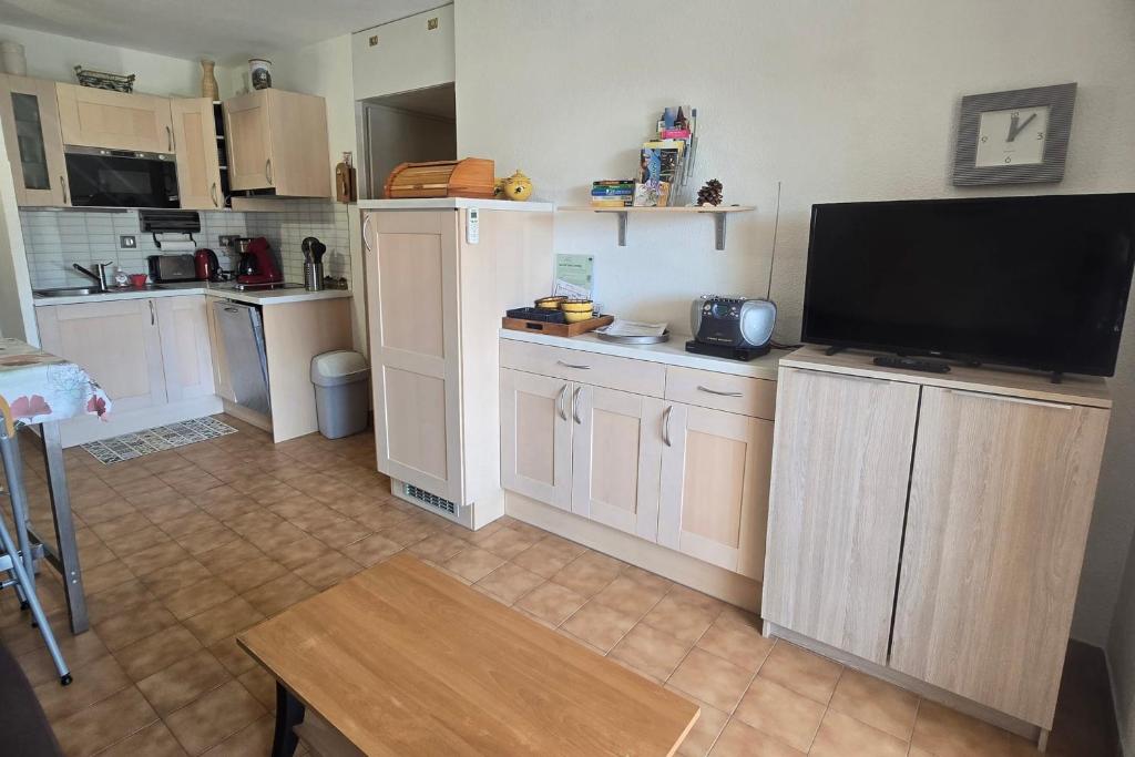 Bright apartment with balcony and swimming pool - 4