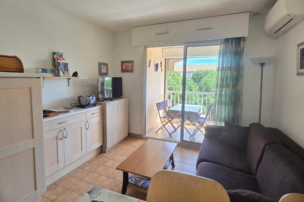 Bright apartment with balcony and swimming pool - 2