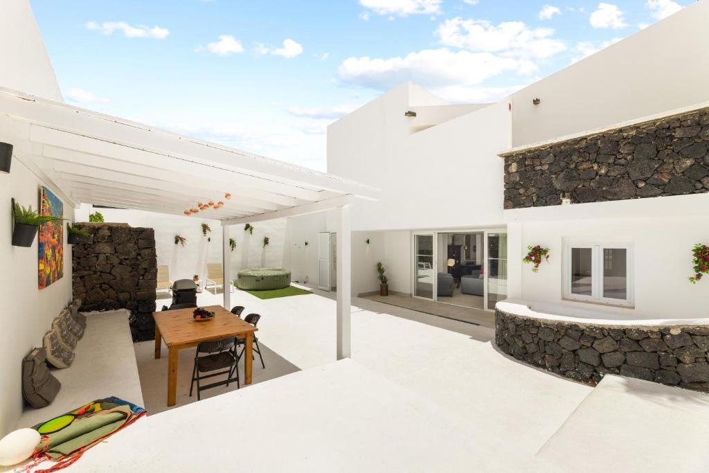 Home2Book Elegant Villa with Jacuzzi Costa Teguise - 1