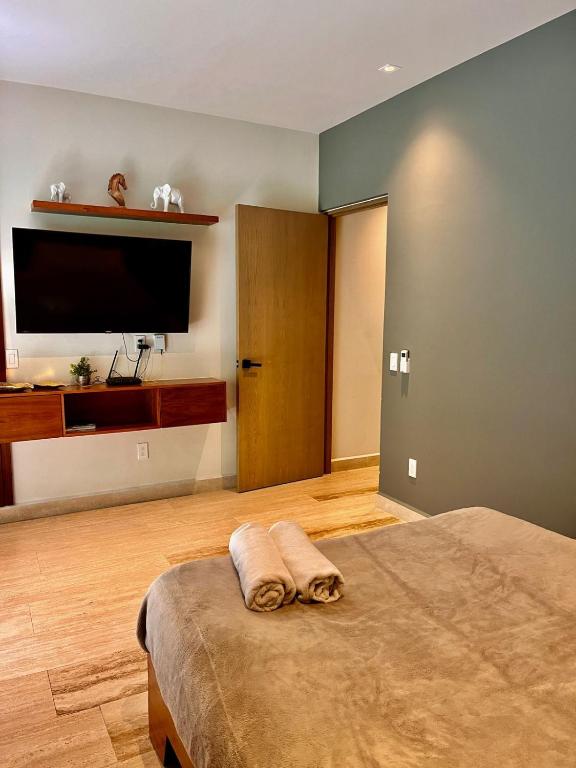 Cozy poolside apartment - Walk to 5th Ave - 4