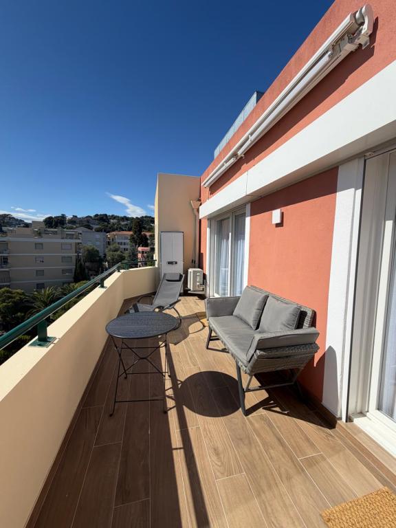 Bright 1BR Top Floor - 5