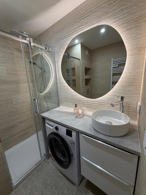Bright 1BR Top Floor - 3