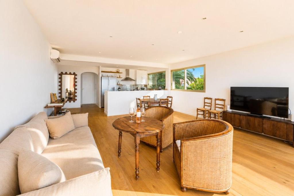 Beachfront Antibes Sea View 2 Bedrooms - 2