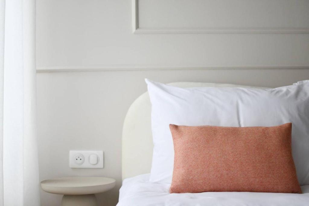 Champs Elysees Chic and Vibrant Studio - 3