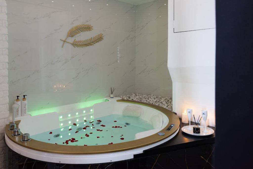 La Suite Palme d'Or Jacuzzi - 2