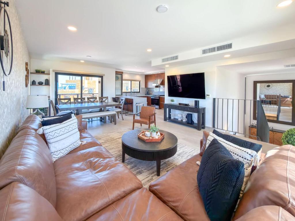 Luxury 3BR Villa Rooftop Pool Golf Views - 5