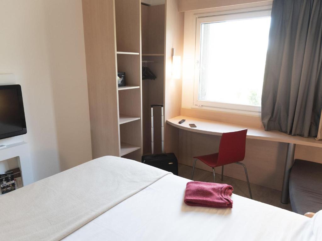 ibis Pilar - 2