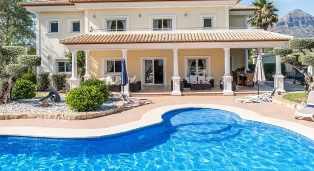Villa sits on an immaculate south-facing - 1