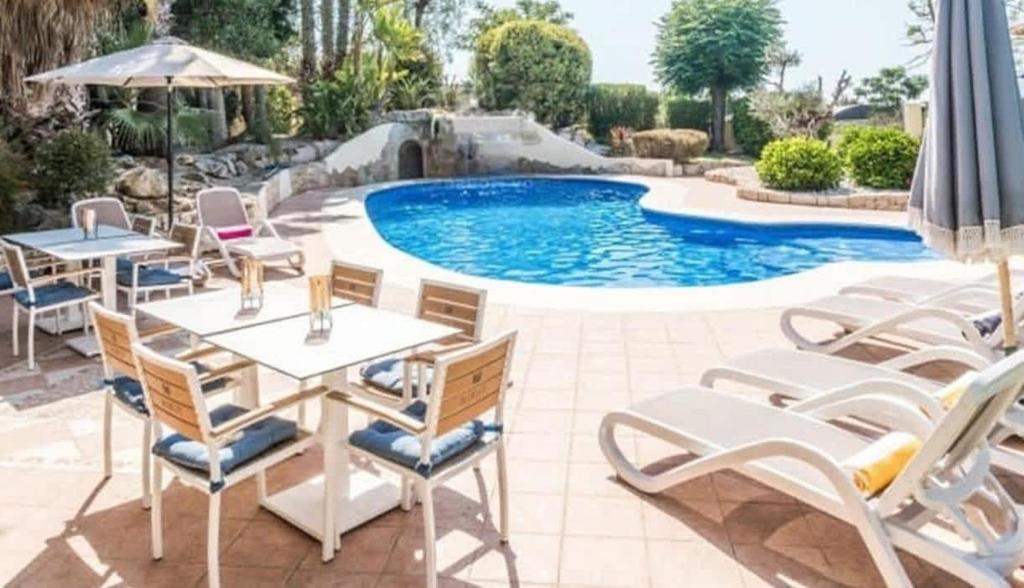 Villa sits on an immaculate south-facing - 2