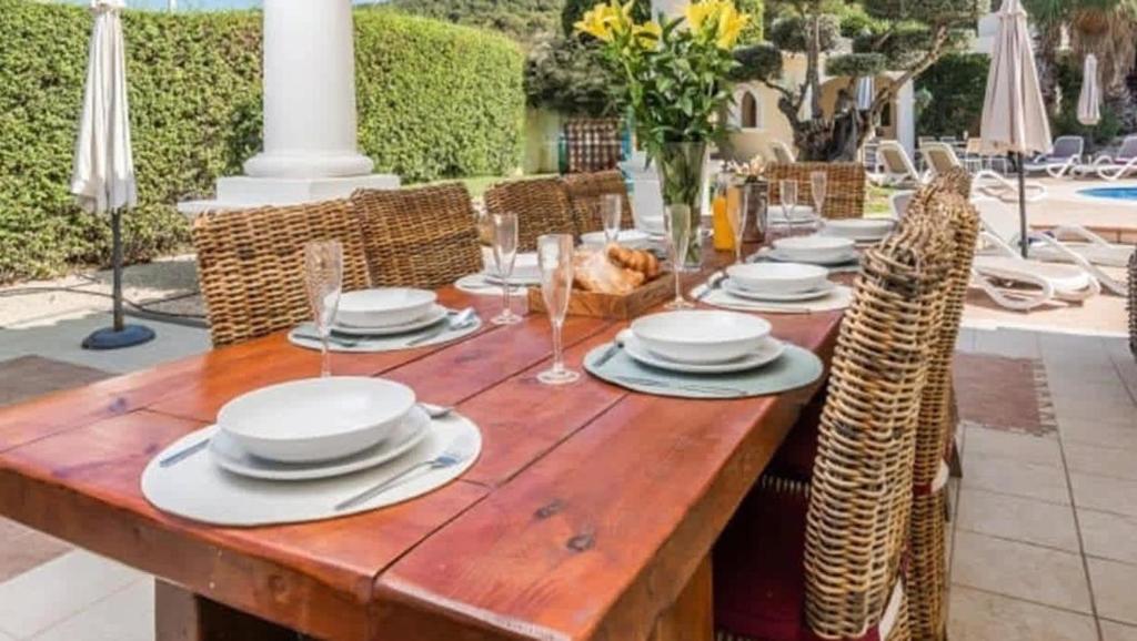 Villa sits on an immaculate south-facing - 3