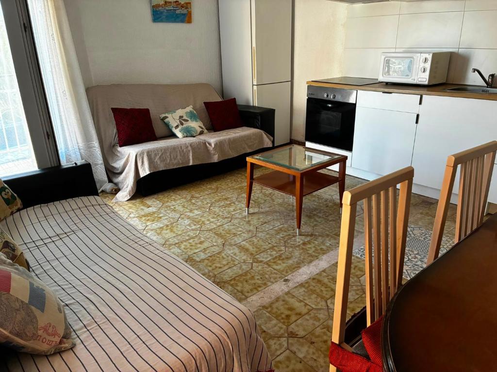 Santa Pola well located apartment with balcony - 3