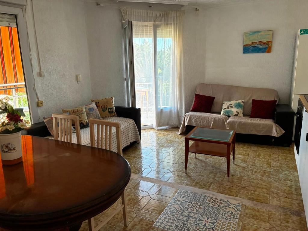 Santa Pola well located apartment with balcony - 5