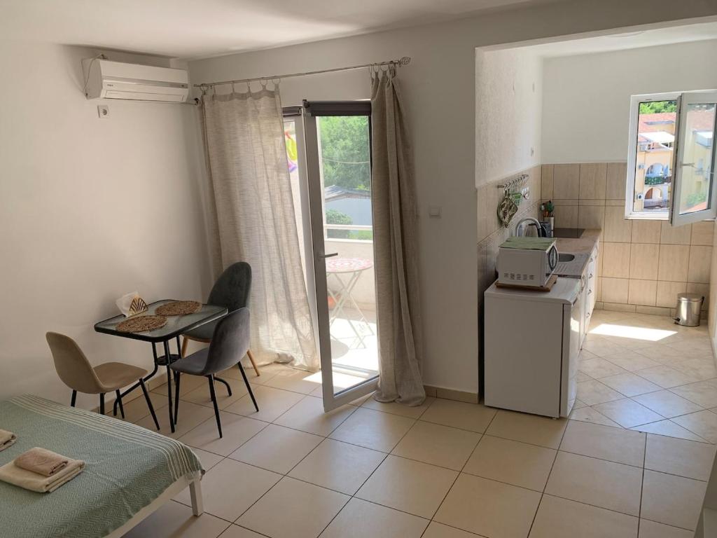 Bright studio for two with a mountain view - 2