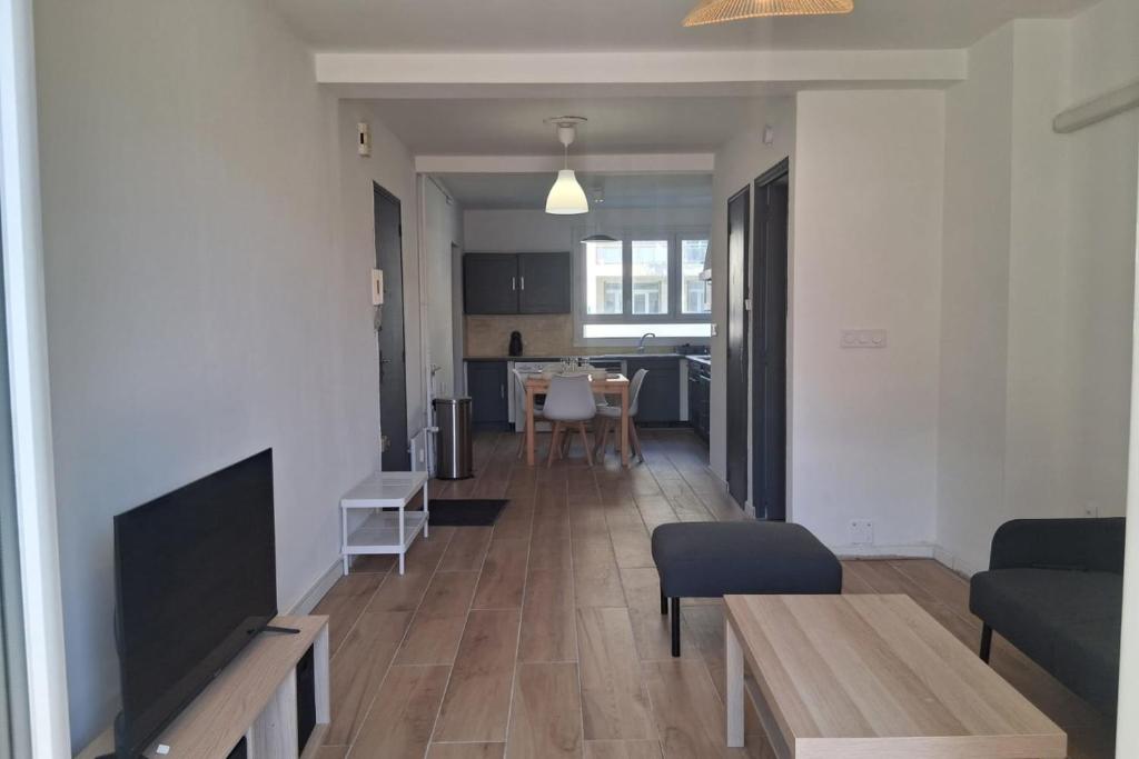 Big renovated flat with balcony 10 min out - 3