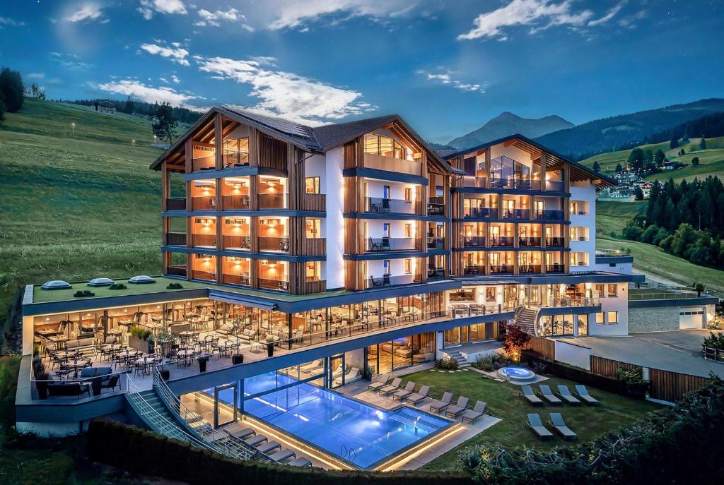 Hotel Edelweiss - 1