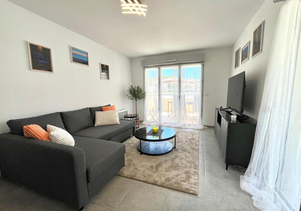 Apartment with Pool & Large Terrace - 1