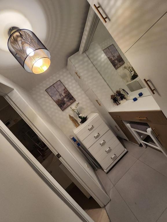 RociMar Modern Executive Suite - City Escape - 2
