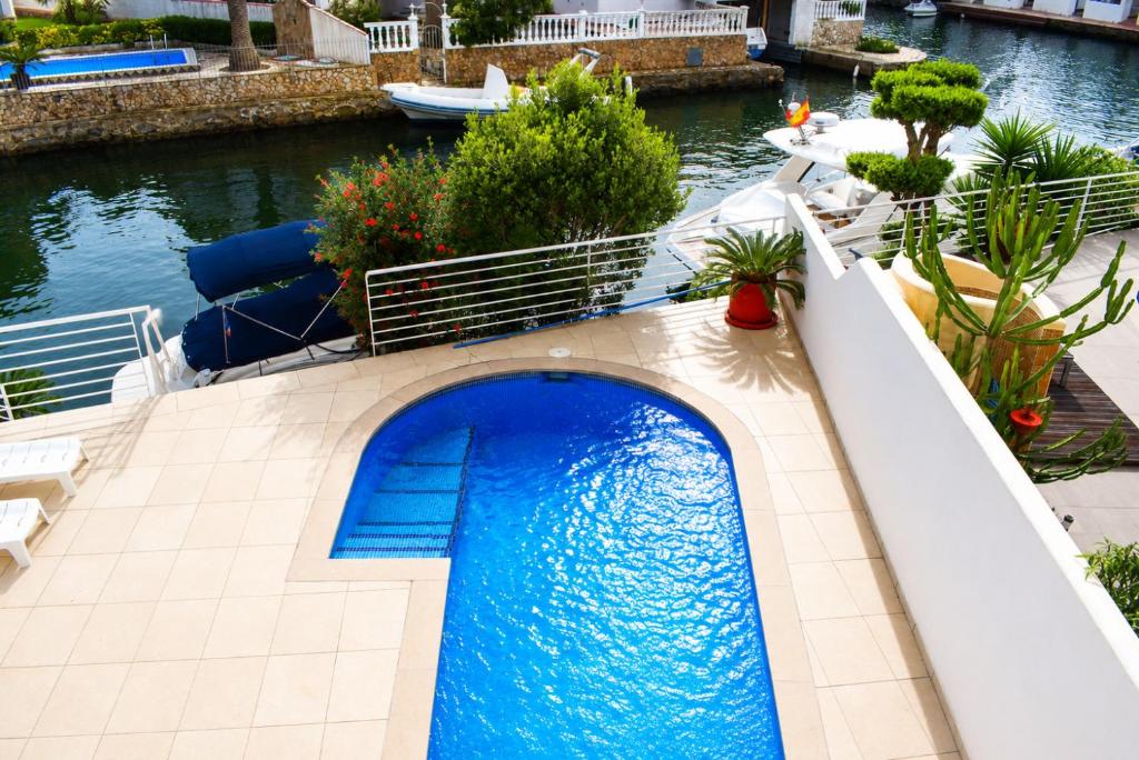 Casa con amarre y piscina privados ref 306 - 1
