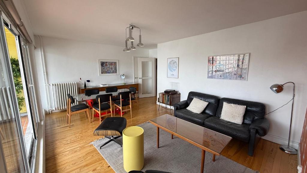 Appartement au design rétro avec ascenseur, balcon et vue panoramique - 1