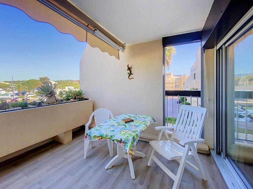 Studio climatisé avec terrasse, piscine, proche plage et commerces à Bormes-les-Mimosas - FR-1-610-3 - 4