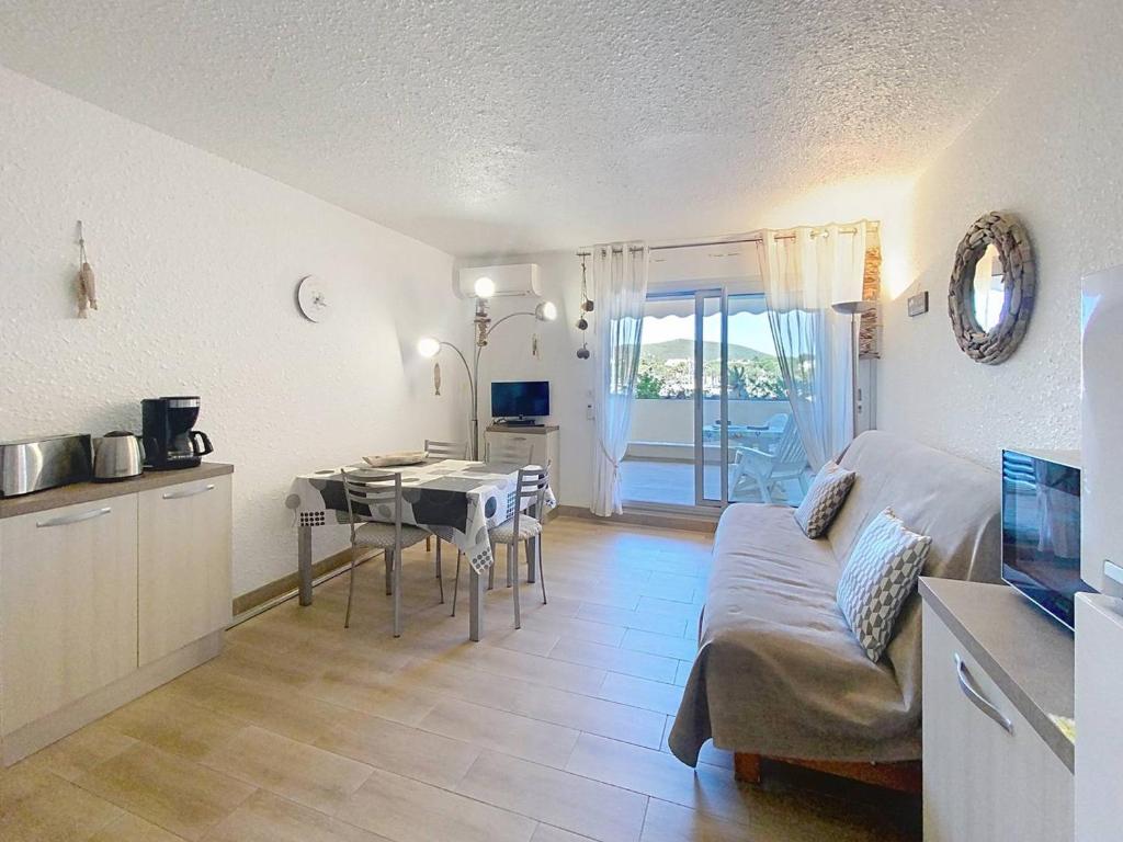 Studio climatisé avec terrasse, piscine, proche plage et commerces à Bormes-les-Mimosas - FR-1-610-3 - 5