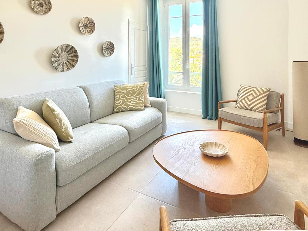 Renovated - 3 bedrooms - AC - Sea view - Sleeps 6 - 2