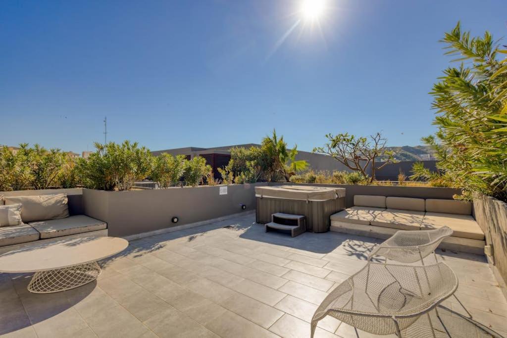 Modern Marina-View Penthouse with Private Hot Tub, Pool & Netflix - 3