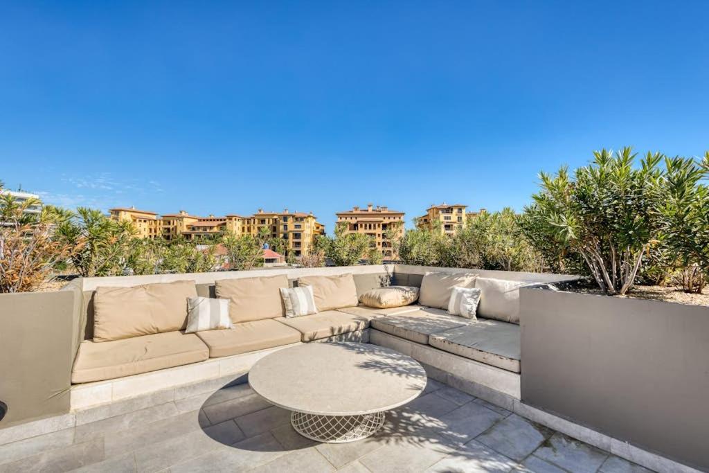 Modern Marina-View Penthouse with Private Hot Tub, Pool & Netflix - 4