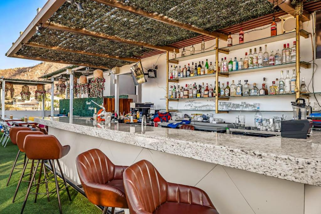 Dog-Friendly Loft with Rooftop Infinity Pool, Gym, Balcony & Central AC - 3