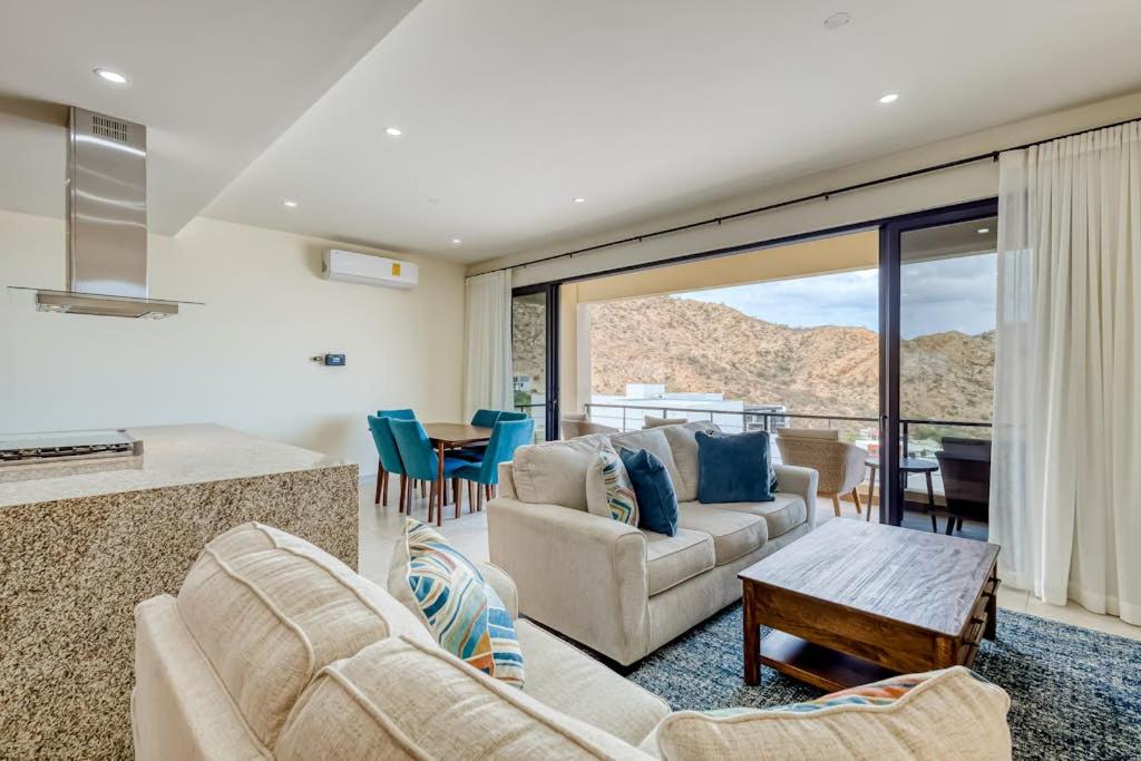 Immaculate Stay with Stunning Views, Balcony, plus on-site Pool & Gym - 5