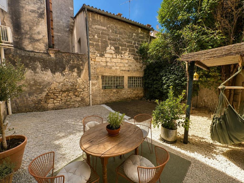 City center - Air-conditioned apartment with patio - 2