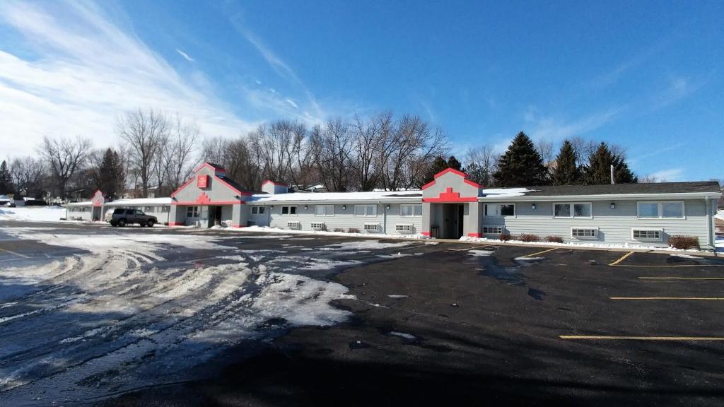Red Carpet Inn - Windom photo