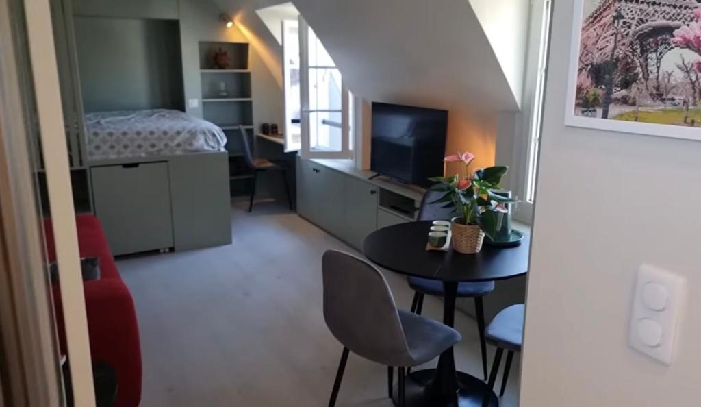 Charmant studio rénové sous les toits en plein centre de Paris - 1