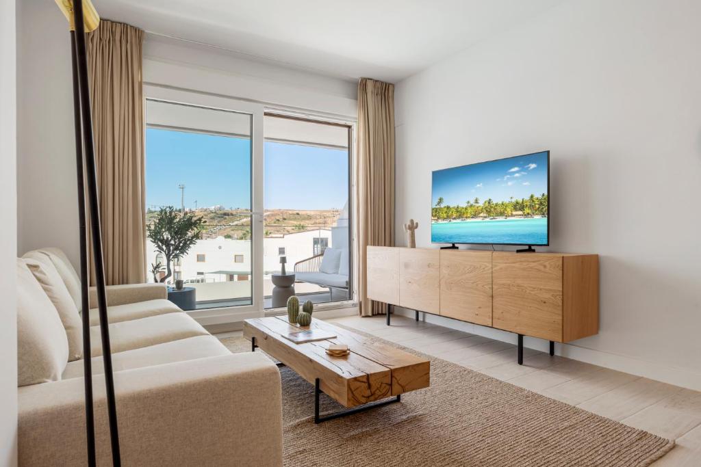 Stylish Poolview City Apartment - 1