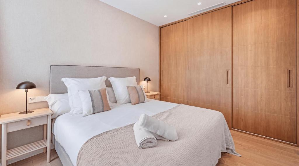 VACATION MARBELLA I Villa Trophy, Built in 2026, Private Turquoise Pool, 6BDR, Walking Distance to Los Naranjos, Minutes from Puerto Banus, Luxury Interiors, Private GYM, Lounge Bar - 4