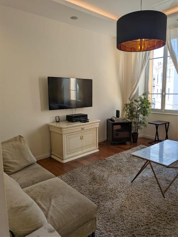 Beautiful Modern 4 Bedroom Apartment in Contemporary Villa with AC Balcony and Free Parking - 3