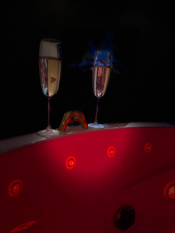 Villa Romance Intime Prestige -Jacuzzi Privatif, , Table a massage , Fauteuil tantra, Balançoire romantique - 5