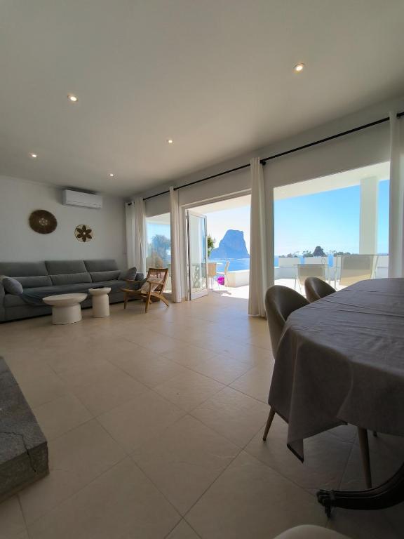 Frontline of the sea, 3 rooms 2 baths, Parking - 4