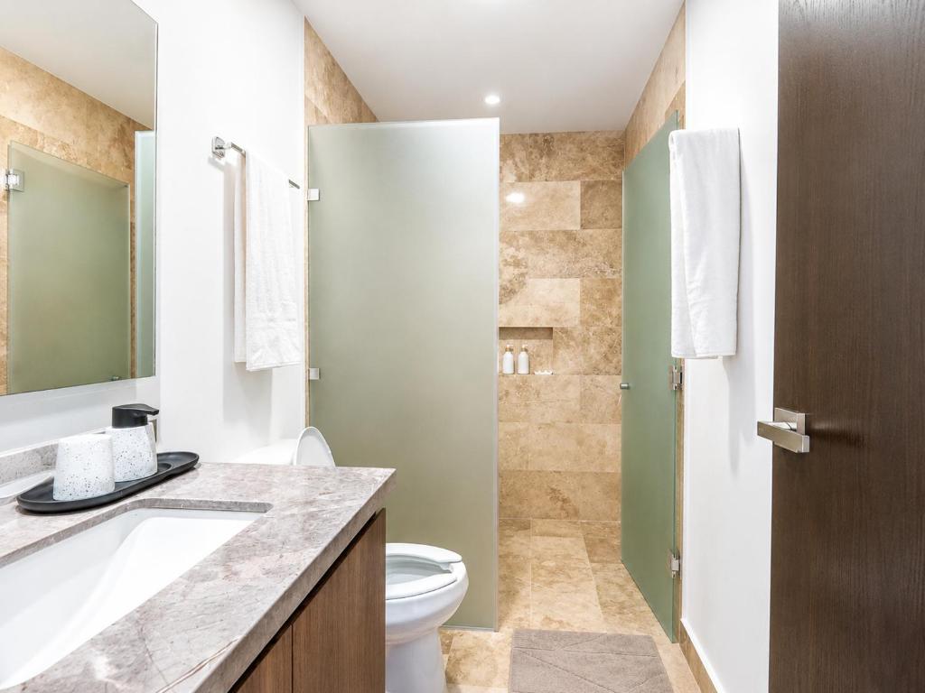 2-Story Penthouse with Private Jacuzzi 5 Min Beach - 4