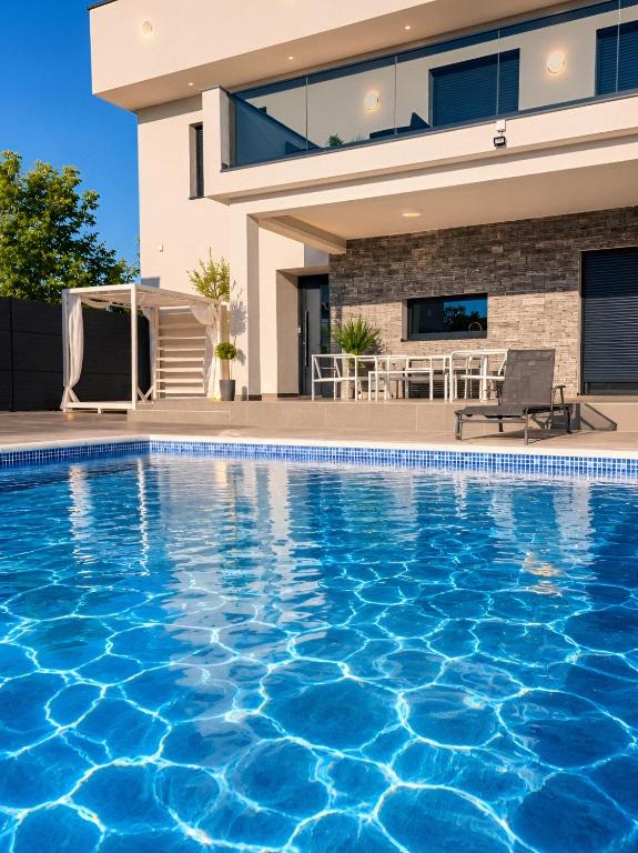 LUXIA PRIVATE ESTATE Sauna & Pool x Jacuzzi with Fireplace outdoor lounge - 1