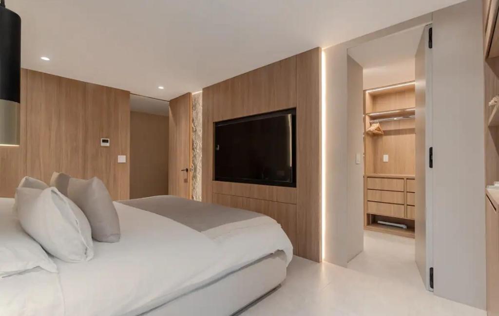 Espectacular apartamento con jacuzzi, recien remodelado, Poblado, Medellin - 2
