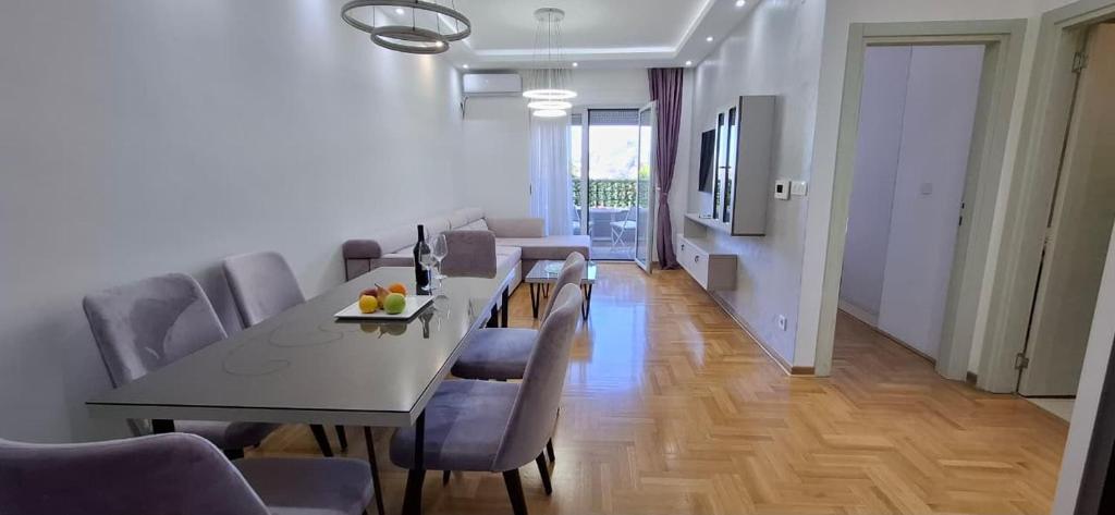 One Bedroom Apartment Urban view - 1
