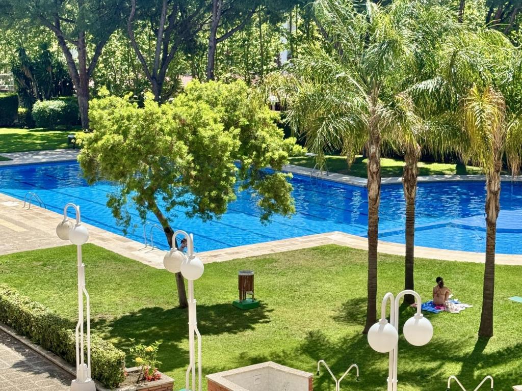 AMPLIO APARTAMENTO VISTAS PISCINA - 1