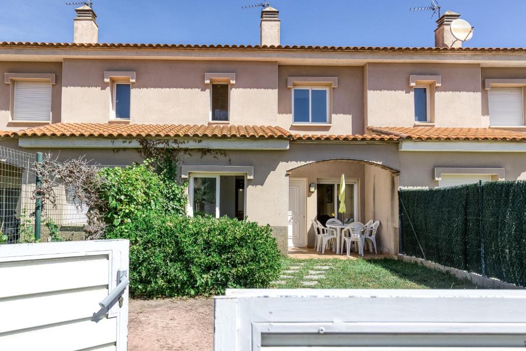Casa con piscina comunitaria - 2